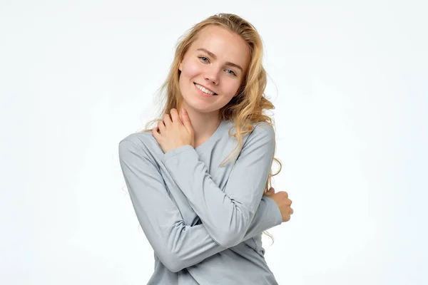 Szczęśliwy blond dziewczyna w niebieskim Pulover uśmiechnięta patrząc na kamerę — Zdjęcie stockowe