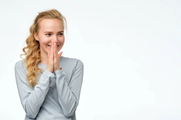Kvinna jublar på positiva nyheter eller födelsedagspresent, tittar undan med leende — Stockfoto