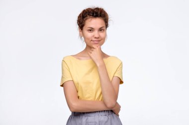 Dreadlocks mutlu görünümlü emin gülümseyen genç güzel kadın