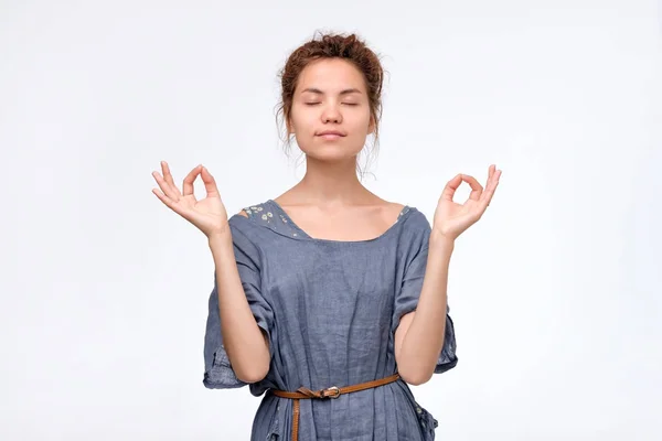 Hermosa joven se para en pose meditativa, disfruta de un ambiente tranquilo —  Fotos de Stock