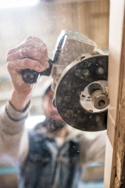 Marangoz elektrikli ahşap işçibir ahşap tahta yönlendirme kullanarak