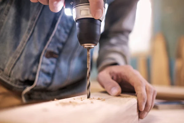 Boorgaten maken in een houten eiken plank — Stockfoto