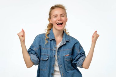 Kadın yumruklarını kaldırıyor. Stüdyo çekimi. Pozitiv yüz insan duygu.