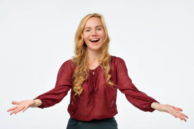 Gülen genç kadın kameraya el salar