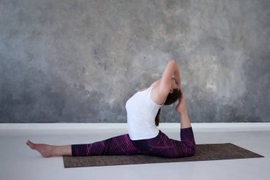 kadın egzersiz, yoga veya pilates egzersiz yapıyor. Maymun tanrısı, hanumanasana.