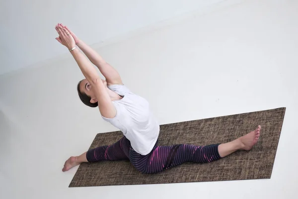 European mature woman practicing yoga doing Hanumanasana — Stock Photo, Image