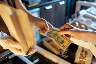 Adam abd doları ile kahve dükkanında bir pasta için ödeme.