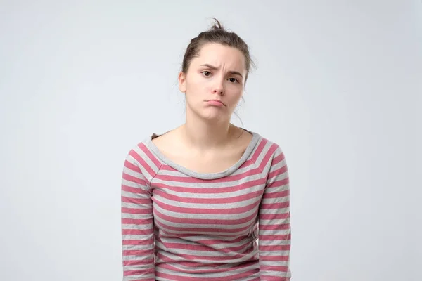 Несчастная уставшая молодая женщина с опухшими губами расстроена. — стоковое фото