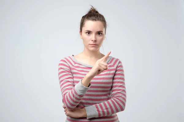 Jonge vrouw ziet er gestrest en naar boven wijzend met de vinger zeggen nee — Stockfoto