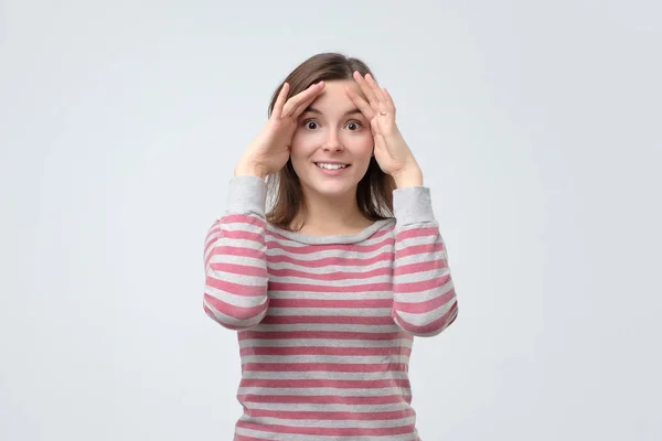 Jovem mulher europeia sorrindo e jogando peekaboo . — Fotografia de Stock