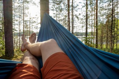Tatil de bir yaz günü bir hamakta dinlenmiş adam.