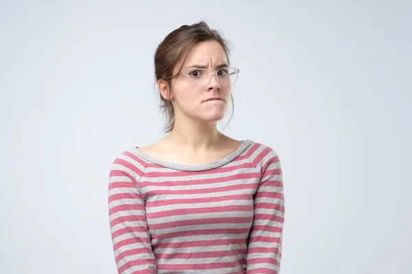 Женщина в очках смотрит в сторону с задумчивым выражением лица , — стоковое фото