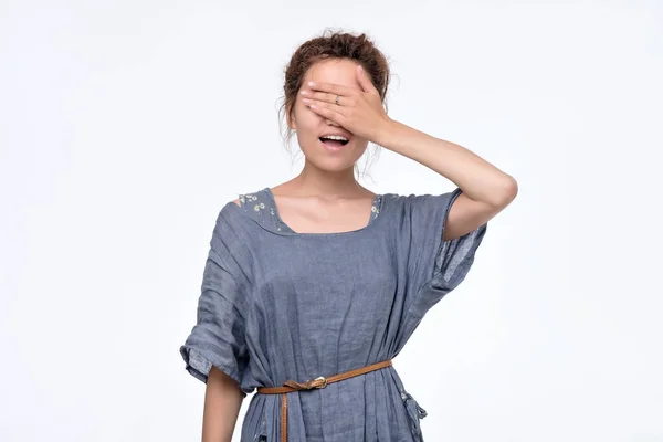 Boldog fiatal nőt kék ruhában, amely szemet váró ajándék — Stock Fotó