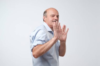 reddetme jesti gösteren adam. Benim için değil, beni parça parça bırak.