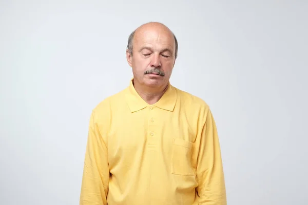 Vermoeide Spaanse man in gele kleren is uitgeput. — Stockfoto