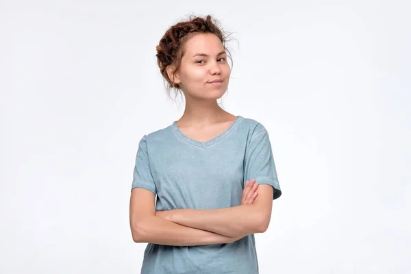 Chica étnica alegre con rastas sonriendo confiado — Foto de Stock