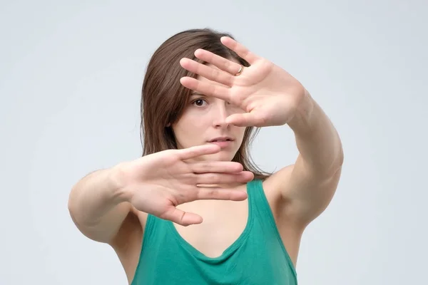 Sério bonita mulher fazendo parar mão sinal palma gesto — Fotografia de Stock