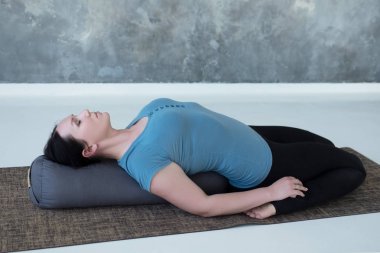 Cauacasian kadın uzanmış kahraman poz veya Destek ile Supta Virasana dinlenme