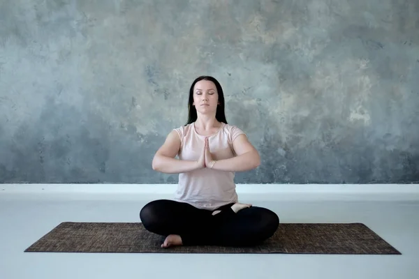 床で瞑想する若い白人女性 — ストック写真