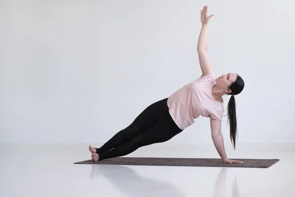 Woman doing exercises, Side Plank Pose, Vasisthasana, Yoga Pose — Stock Photo, Image