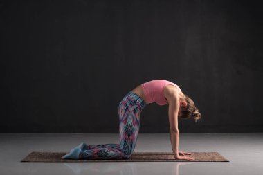 kadın basit yoga asana veya kedi pozisyonu yapma