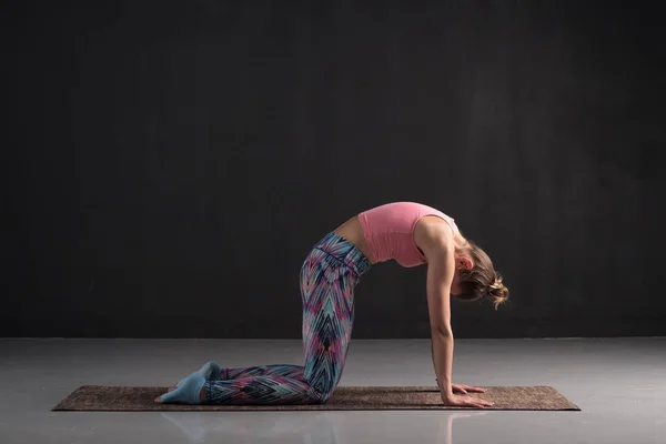 Vrouw maakt eenvoudige yoga asana koe of kat positie — Stockfoto