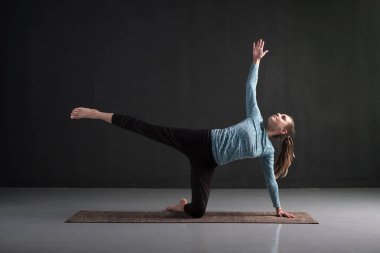 Kadın Vasisthasana veya Side Plank yoga poz yapıyor