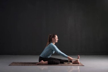 yoga, paschimottanasana egzersiz yapıyor, Oturmuş ileri viraj poz