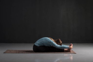 yoga, paschimottanasana egzersiz yapıyor, Oturmuş ileri viraj poz