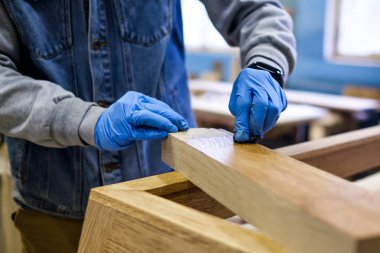 el mavi koruyucu eldiven kahverengi boya ile ahşap yüzey boya