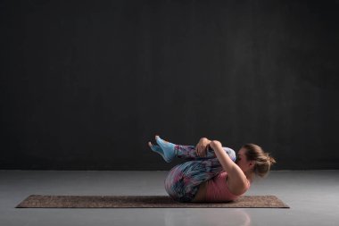 apanasana yoga yapan kız sağlıklı mide ve rahatlama için poz