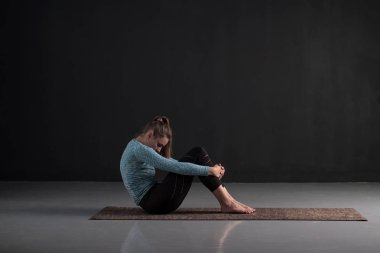Sportif kadın yoga, Çocuk egzersiz oturma, Balasana poz varyasyon
