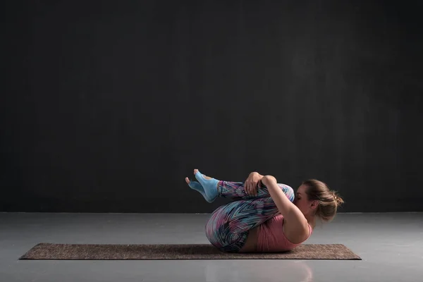 Holka, co dělá Apanasana jóa pro zdravé břicho a relaxaci — Stock fotografie