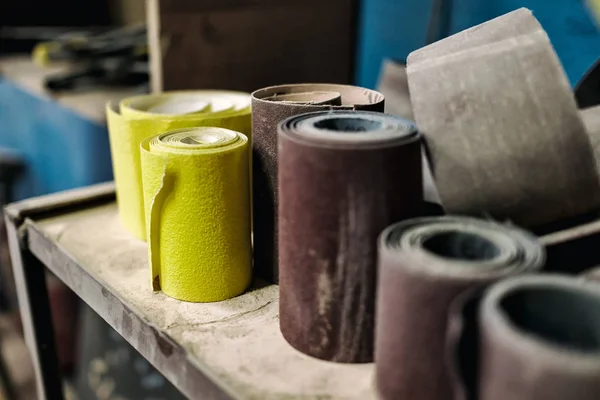 Schuurpapier van verschillende kleur en grootte op de werkplek. — Stockfoto
