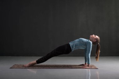 Kadın yoga asana purvottanasana veya yukarı bakan tahta uygulamaları
