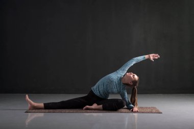 Yoga da oturan kadın Parivrtta Janu Sirsasana poz