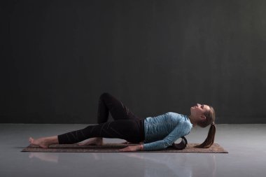 Kafkas kadın eğitim ve rahatlatıcı için kauçuk rulo kullanarak.