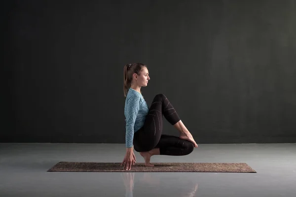 Genç kız Toe Dengesi egzersiz veya Toestand poz ayakta yoga yoga — Stok fotoğraf