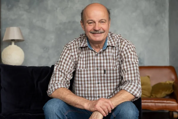 Evde kanepede rahatlatıcı üst düzey İspanyol adam Portresi