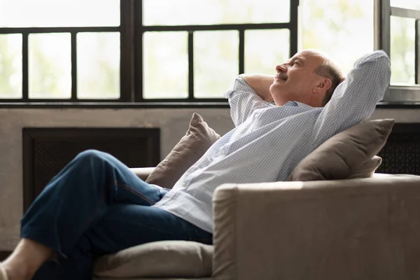 Starší hispánští muži relaxační na pohovce doma — Stock fotografie