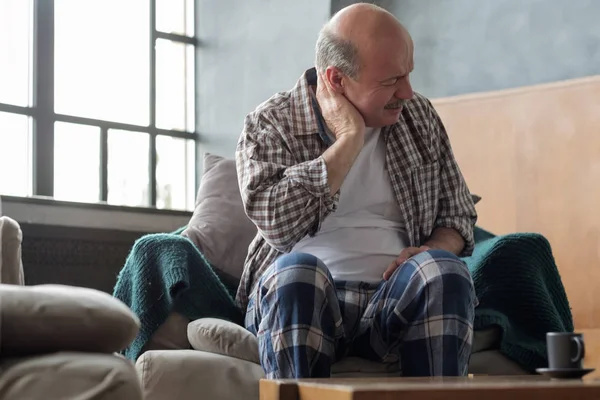 Starszy mężczyzna Hiszpan ma ból szyi z powodu osteochondroza. — Zdjęcie stockowe