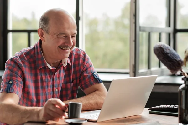 Homem hispânico sênior sorrindo olhando na tela do laptop . — Fotografia de Stock