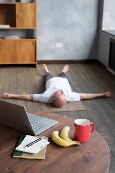 Fote borrado de homem caucasiano sênior deitado em Shavasana pose — Fotografia de Stock