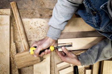 Marangoz çam kalas oluk kesme keski kullanarak