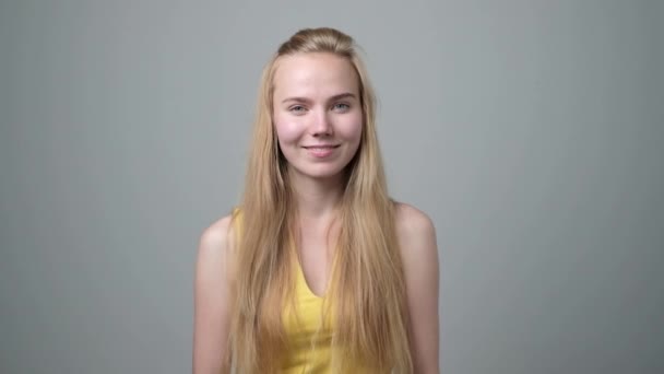 Retrato de menina sorridente no estúdio. Close up de mulher feliz sorrindo na câmera . — Vídeo de Stock