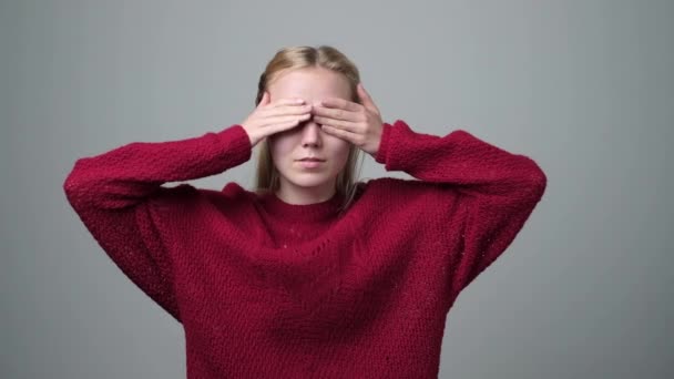 Schöne fröhliche Frau, die durch die Hände späht. — Stockvideo