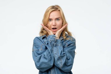 Şaşıran genç sarışın kadın haberle şaşırttı.