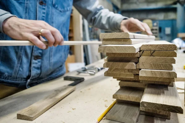Carpentiere selezionando un buon legno per i dettagli dei mobili — Foto Stock