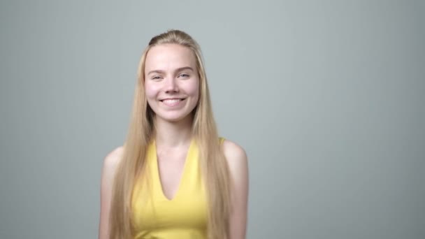 Retrato de menina sorridente no estúdio. Close up de mulher feliz sorrindo na câmera . — Vídeo de Stock