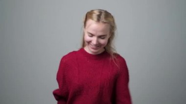 güzel genç sarışın kadın uyanma ve germe